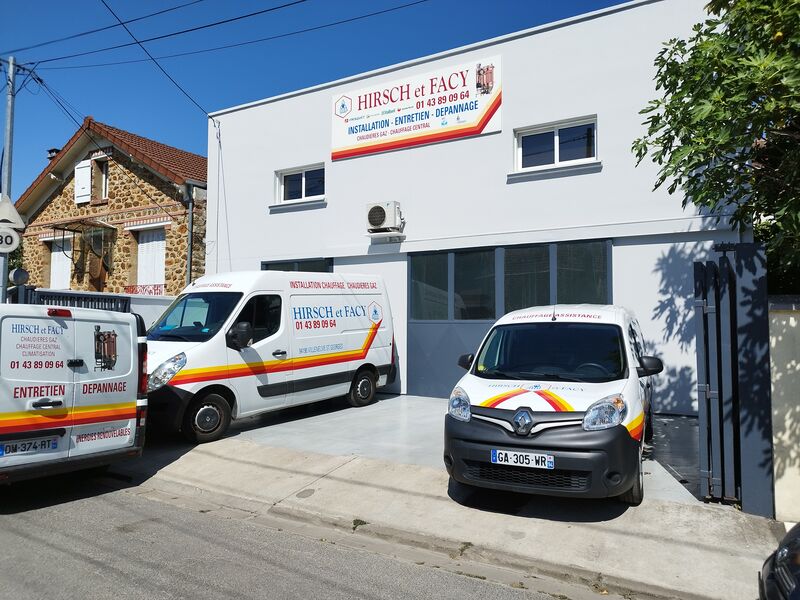 Les véhicules d'intervention Hirsch & Facy devant le dépôt de Villeneuve-Saint-Georges